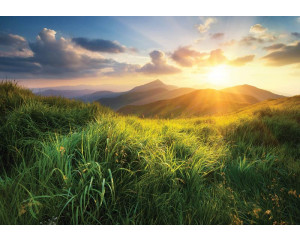 Fototapete eines Sonnenuntergangs in der Natur, mit einer schönen Berglandschaft.