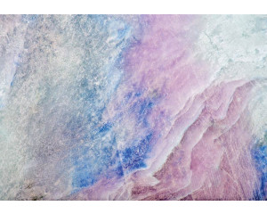 Klassische Marmorstrukturen mit einem industriellen Touch und dezenten goldenen Details.