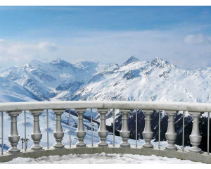 Fototapete mit einer schönen Aussicht auf schneebedeckte Berge, perfekt für eine ruhige und winterliche Atmosphäre.