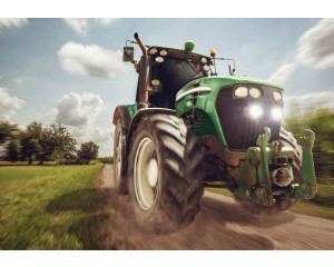 Traktor-Fototapete mit einem Traktor auf einem Bauernhof, ideal für eine Bauernhof- oder Landatmosphäre im Zimmer.