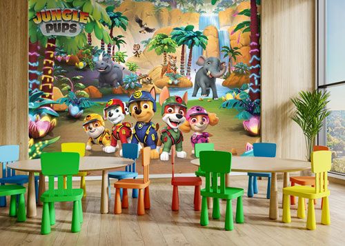 Paw Patrol Fototapete mit Chase, Marshall, Skye, Rubble und weiteren Fellfreunden bei einem Dschungelabenteuer im Kinderzimmer.